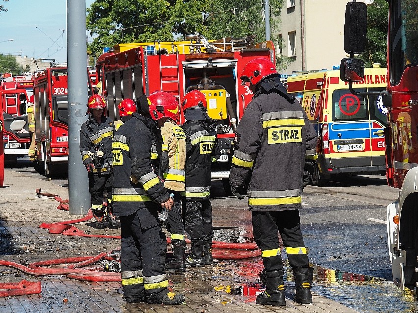 Pożar na ulicy Łagiewnickiej w Łodzi. Z płonącego mieszkania wyskoczył mężczyzna. Jego upadek zamortyzowali przechodnie! FILM