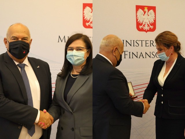Na zdjęciu; minister finansów Tadeusz Kościński wręcza odznaki doktor Aleksandrze Pisarskiej i Magdalenie Zieleń.