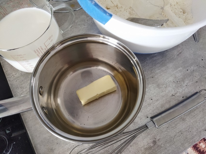 Następnie w garnku rozpuść masło i wsyp czubate łyżki mąki....