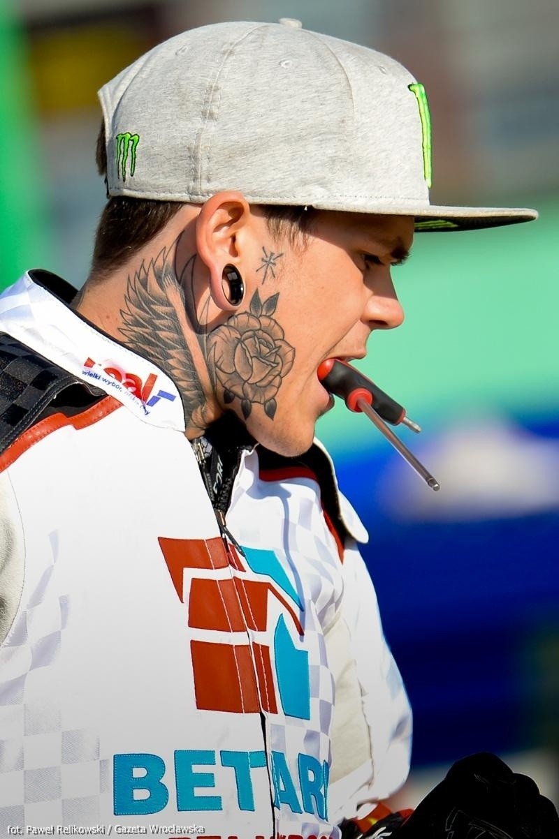 Tai Woffinden w nowej szacie graficznej, z nowym tatuażem.