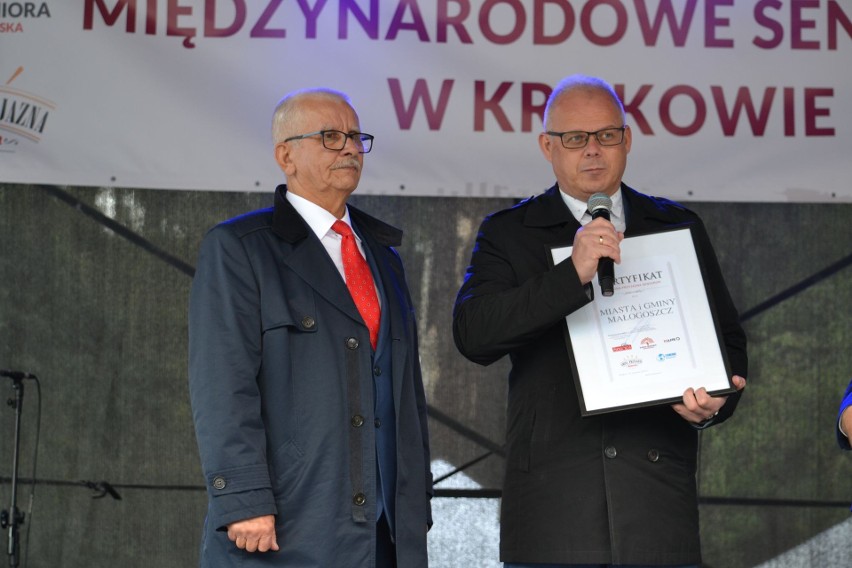 Gmina Małogoszcz dołączyła do grona gmin przyjaznych seniorom. Darmowa Ogólnopolska Karta Seniora dla mieszkańców