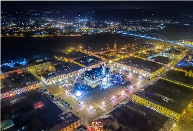 Widok na ścisłe centrum z pięknym i oświetlonym ratuszem