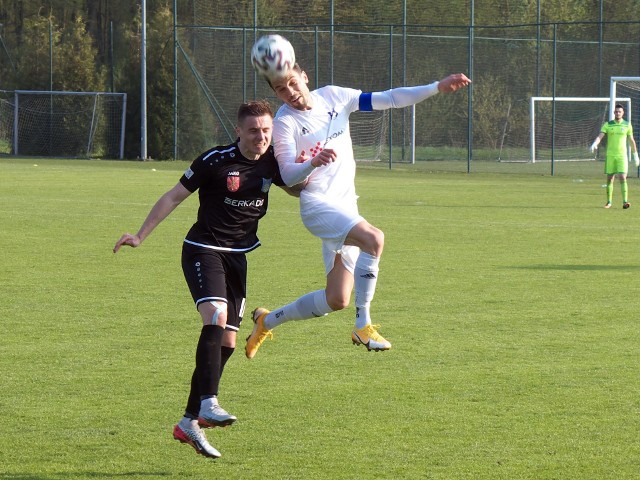 Patryk Kapuściński (główkuje) zdobył zwycięskiego gola w Radzyniu Podlaski.