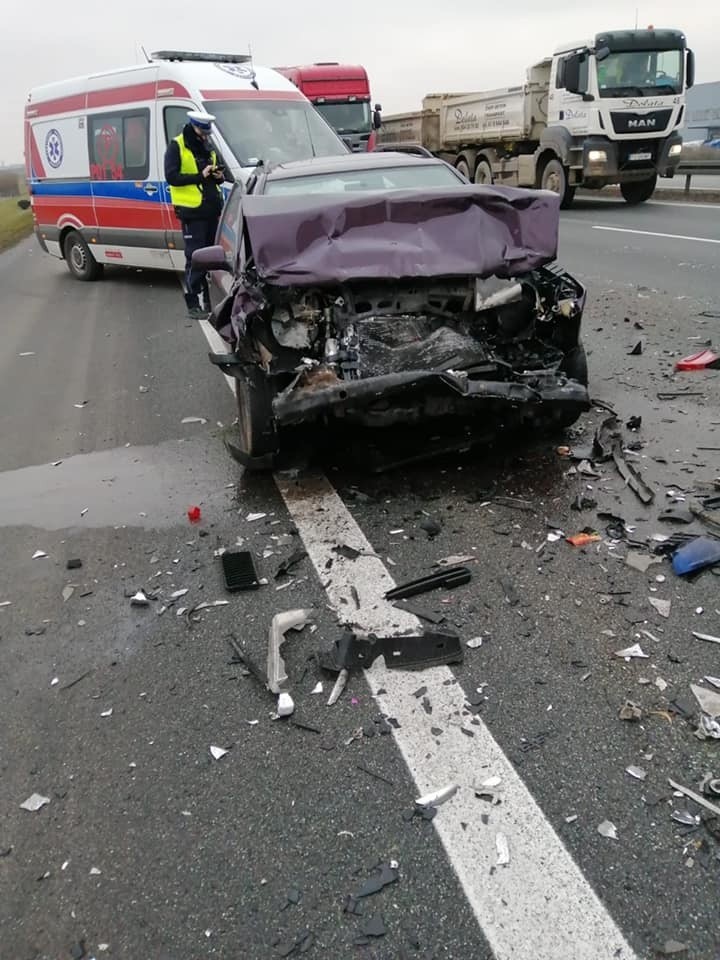 Wypadek na A2. Zderzyły się 3 samochody.