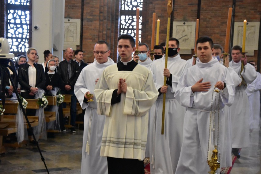 Diecezja kielecka ma 16 nowych kapłanów. Święcenia przyjęli w Sanktuarium świętego Józefa. Byli biskupi, wielu kapłanów, rodziny [ZDJĘCIA] 