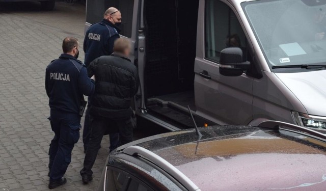 53-letni mieszkaniec Radomierza, podejrzany o znęcanie się nad swoją żoną, trafił do aresztu.