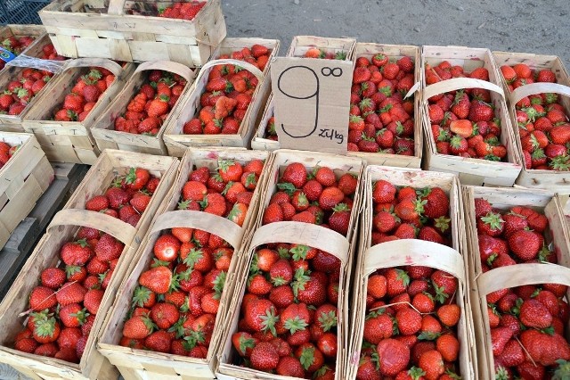 W piątek truskawki na targu w Stalowej Woli były po 9 złotych za kilogram. Ceny innych popularnych warzyw i owoców na kolejnych slajdach.