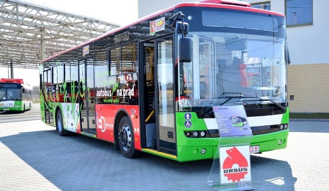 Po ulicach Lublina jeździ jeden autobus elektryczny. Na zdjęciu pojazd w zajezdni trolejbusowej MPK przy ulicy Grygowej.