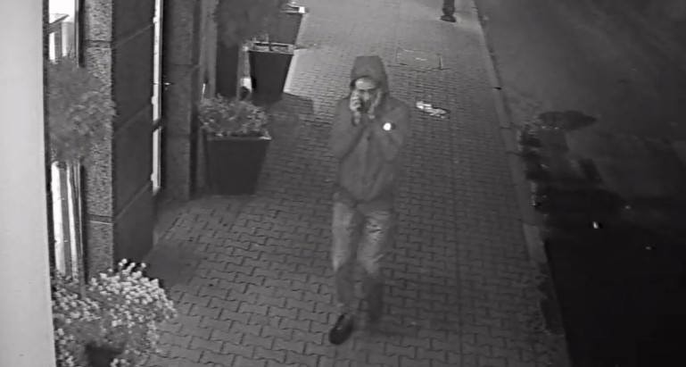 Poznań: Brutalnie zaatakował 21-latka. Nadal szuka go policja [ZDJĘCIA, WIDEO]