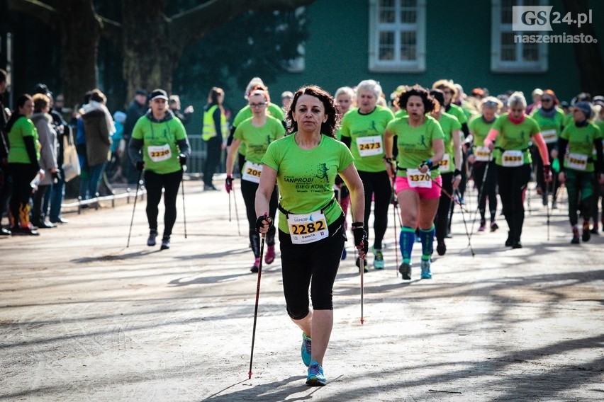Nordic walking: dzień kobiet na sportowo
