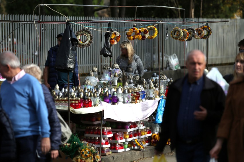 Wszystkich Świętych 2018. Na Cmentarzu Rakowickim handel kwitnie