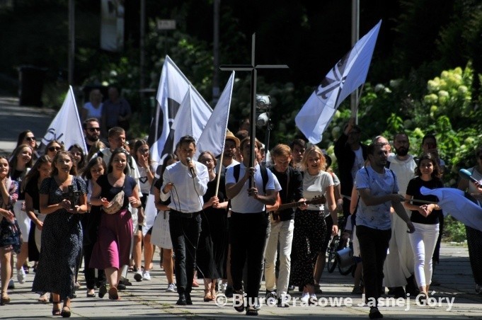 Zobacz kolejne zdjęcia. Przesuwaj zdjęcia w prawo - naciśnij...