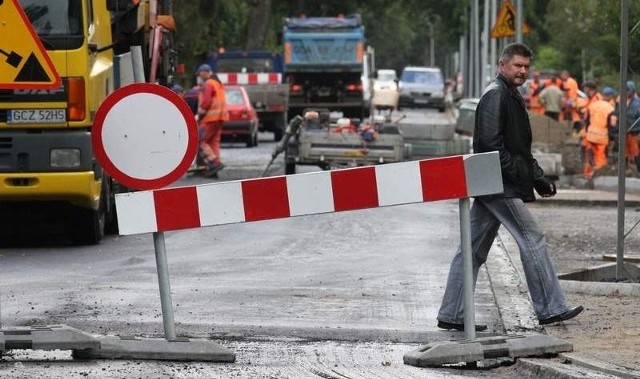 Zakaz wjazdu w ulicę Arciszewskiego pojawił się dopiero po niedzielnej kolizji. 