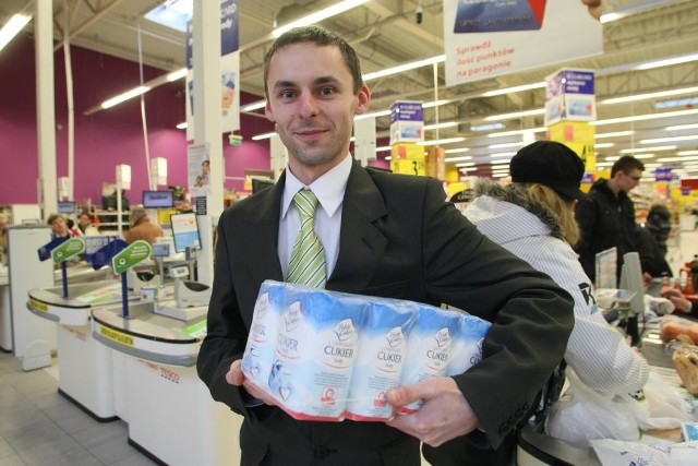 Filip Szustkowicz, na prośbę żony, pojechał wczoraj do Tesco prosto po pracy, by kupić cukru na zapas.