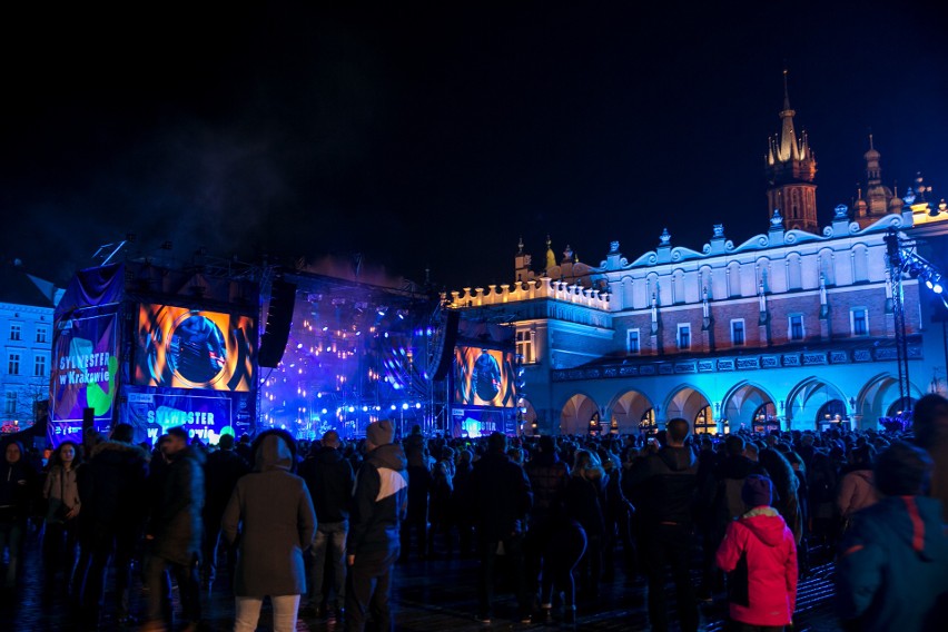 Sylwester 2017 Kraków. Gwiazdy roztańczyły Rynek Główny. Na scenie Kasia Moś, Natalia Nykiel i Bovska [ZDJĘCIA]