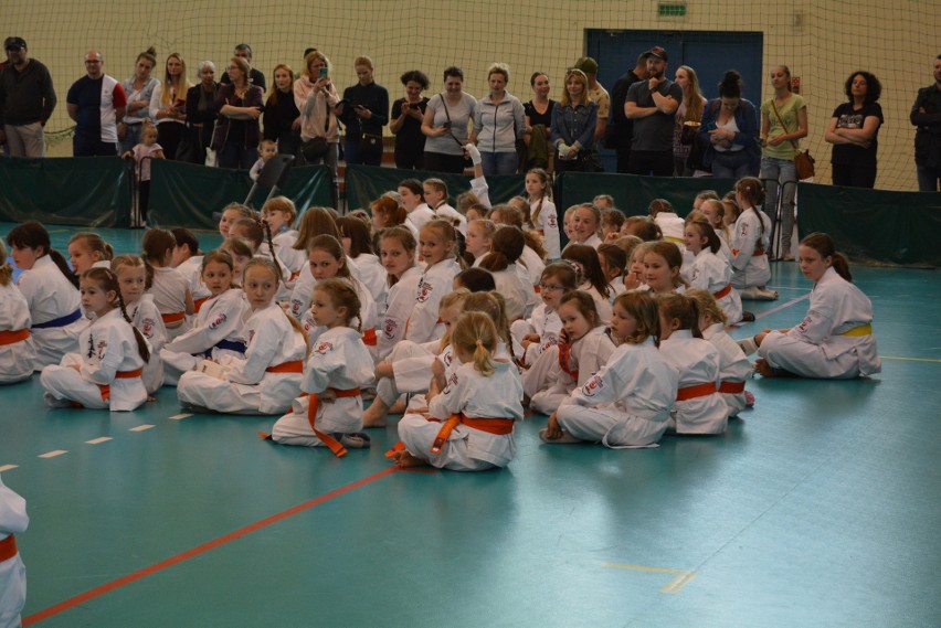 Ostrołęka. Międzyszkolny Klub Kyokushin Karate obchodził 10-lecie istnienia. Był tort oraz zawody. 28.05.2022