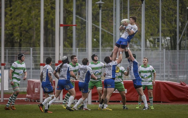 Zespół Juvenii (biało-niebieskie stroje) gra wiosną przeciętnie