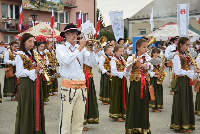 Parada i tańce instrumentalistów w Skale. Festiwal Orkiestr Wojskowych i Dętych