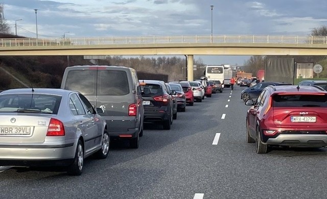 Zderzenie busa z samochodem ciężarowym spowodowało duże korki w okolicach Grójca.