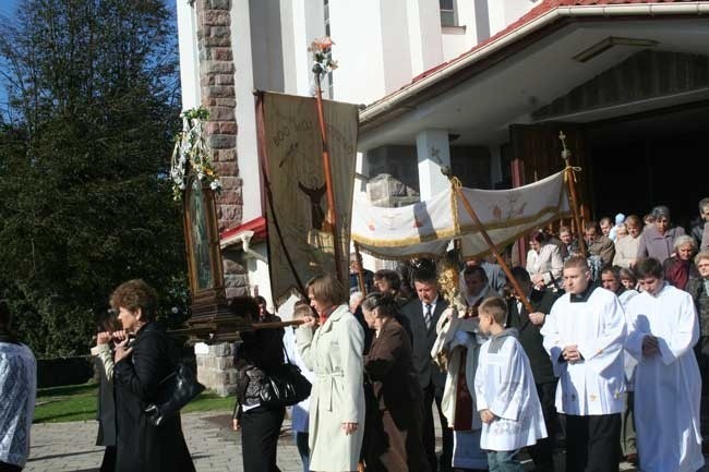 "Motłoch, k..wa", "Wasz ksiądz nie żyje" - usłyszeli parafianie z Szelkowa od... księży (zdjęcia)