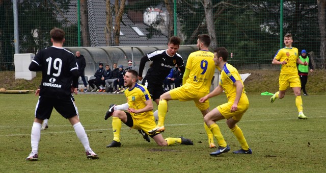 W meczu inaugurującym rundę wiosenną w trzeciej lidze Korona II Kielce zremisowała ze Stalą Kraśnik 0:0. Spotkanie zostało rozegrane na stadionie przy ulicy Kusocińskiego. W roli trenera Korony II w oficjalnym pojedynku zadebiutował Dariusz Kozubek, jego asystentem jest Mariusz Arczewski. Stal poprowadzili dobrze znani z występów, a później pracy szkoleniowej w KSZO Ostrowiec - Marcin Wróbel i Tomasz Dymanowski.Wielkie oczekiwania towarzyszyły debiutowi Dariusza Kozubka w roli szkoleniowca Korony II Kielce. Na Stal Kraśnik on i pomagający mu Mariusz Arczewski skorzystali z  posiłków z pierwszej drużyny, ale nie przełożyło się na to na wynik, a nawet na ilość stworzonych sytuacji. Kielczanie od 39 minuty grali z przewagą zawodnika… Stal nie zamierzała się tylko bronić na boisku przy ulicy Kusocińskiego. Z przodu szarpał Adam Zawierucha, były piłkarz Korony, który sprawiał kłopoty defensywie gospodarzy. Obie drużyny nie przebierały w środkach, a w 39 minucie za dwie żółte kartki czerwoną zobaczył Adrian Cybula. Mimo tego Korona II nie osiągnęła zdecydowanej przewagi. W 51 minucie Artur Piróg zbyt lekko strzelił i Jakub Borusiński, też były koroniarz złapał z łatwością piłkę. Golkiper Stali wykazał się kunsztem w 60 minucie odbijając futbolówkę po uderzeniu lewą nogą Znonimira Petrovicia. Potem Petrović jeszcze raz, w 84 minucie groźnie uderzył z dystansu, minimalnie obok słupka. Stal też próbowała strzelić gola, a po rzucie wolnym Adriana Popiołka wykazał się Jakub Osobiński.Korona II Kielce - Stal Kraśnik 0:0Korona II: Osobiński - Prętnik, Dziubek (K), Seweryś - Cukrowski (90' Majewski), Petrović, P. Lisowski, R. Turek, Bielka (46' Szpakowski) - Piróg (69' Rozmysłowski), Rybus.Stal: Borusiński - Gajewski, Dyszy, Jagieła, Michalak (K) - Chudyba (73' Łokieć), Wolski, Popiołek (73' Bartoś), Czelej (77' Woźniak) - Cybula, Zawierucha (73' Mażysz).   Galeria zdjęć ze spotkania na kolejnych slajdach.(JKM, dor)