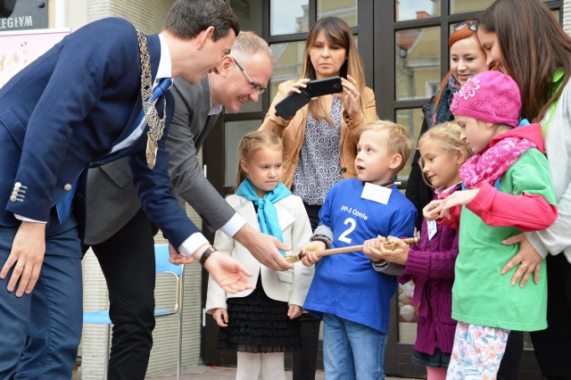 Dzieci z opolskich przedszkoli przejęły we wtorek władzę w mieście. Oprócz wspólnej zabawy, barwnego korowodu i śpiewania hymnu opolskiego przedszkolaka było też spotkanie z wiceprezydentem Opola Mirosławem Pietruchą oraz przewodniczącym Rady Miasta Opola Marcinem Ociepą, którzy przekazali dzieciom klucze.