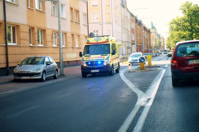 W poniedziałek ok. godz. 11 kierujący samochodem osobowym, wykonując manewr skrętu w prawo z ul. 3-go Maja w ulicę Kołłątaja, potrącił kobietę przechodzącą przez przejście dla pieszych.