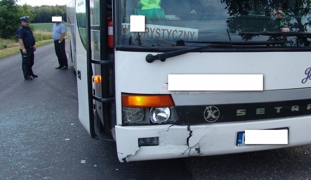 Kierujący autobusem, wykonując manewr wyprzedzania, uderzył...