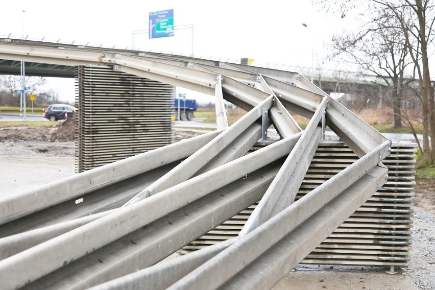 Nietypowa kaplica na Żernikach. Składa się z barier energochłonnych [FOTO] 