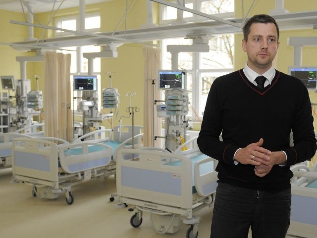 Miesiąc temu po nowo otwartej klinice oprowadzał dziennikarzy Tomasz Chyła
