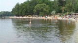 Sinice w tyskich Paprocanach! Zakaz kąpieli jest od 21 lipca, a ludzie i tak wchodzą do wody. Sinice są groźne!