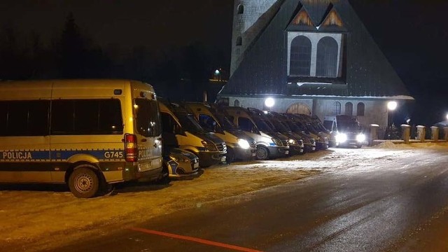 Policyjne siły jakie przyjechały w ostatnia sobotę do Cichego były bardzo duże. Wezwano posiłki nawet z Krakowa.
