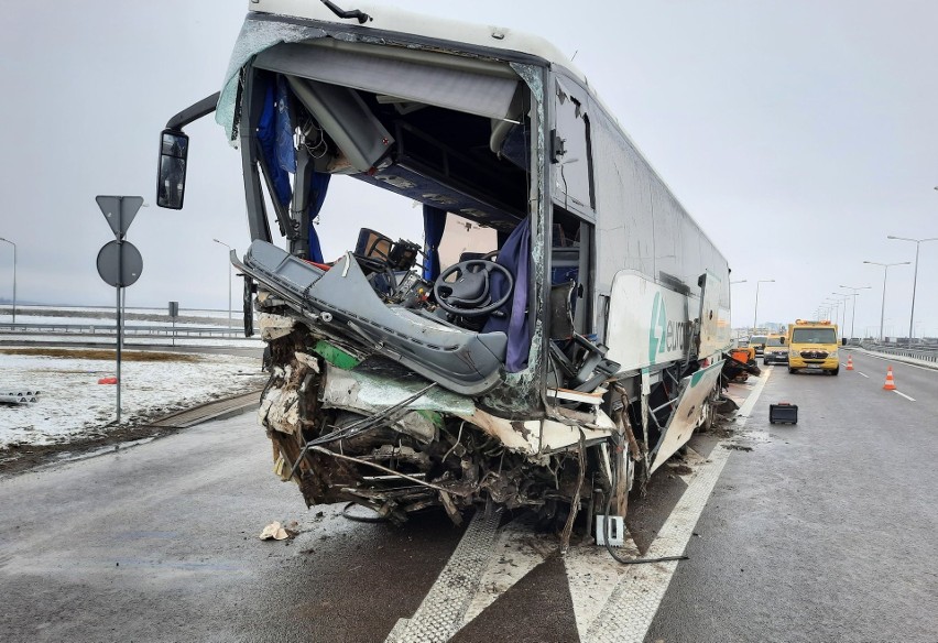 Tragedia na autostradzie A4 pod Przemyślem. W Kaszycach autobus przebił bariery ochronne i runął z nasypu. Jedna osoba nie żyje [ZDJĘCIA]