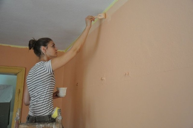 Wolontariusze z Olesna malują świat, za darmo remontując mieszkania. Poświęcają swoje urlopy i wakacje, żeby remontować domy  potrzebującym rodzinom. Wolontariusze z Olesna robią tak już od 12 lat.