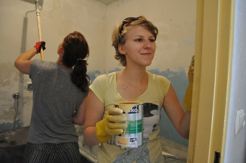 Wolontariusze z Olesna malują świat, za darmo remontując...