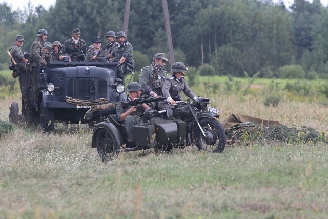 Inscenizacja „Przyczółek Sandomierski 44/45” z udziałem grup rekonstrukcji historycznej był jedną z atrakcji pikniku histo-rycznego „Ociesęki 2016”.