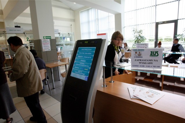 Znamy już stawki i terminy wypłat czternastej emerytury. Sprawdziliśmy, kto otrzyma dodatkowe świadczenie dla seniorów w tym roku. Zobacz, czy także otrzymasz powiększony przelew o czternastą emeryturę. Kto otrzyma czternastą emeryturę w 2022 roku? Przygotowaliśmy specjalną listę oraz wyliczenia stawek. Szczegóły na kolejnych stronach ---->