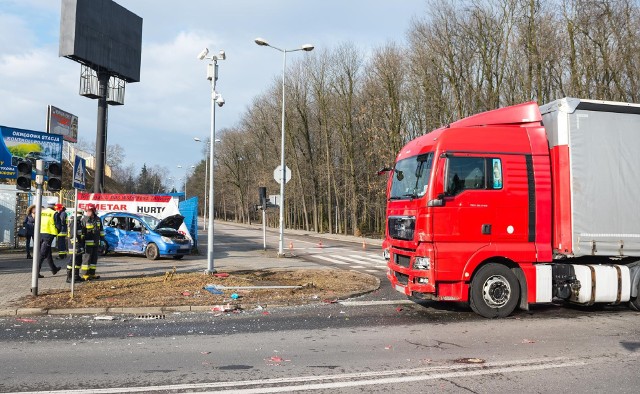 Do wypadku doszło na skrzyżowaniu ul. Czerwonych Klonów, Traugutta i Zbylitowskiej