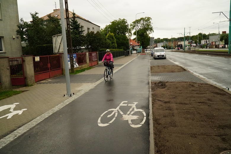 Zdjęcia z naszego testu drogi rowerowej wzdłuż ulicy...