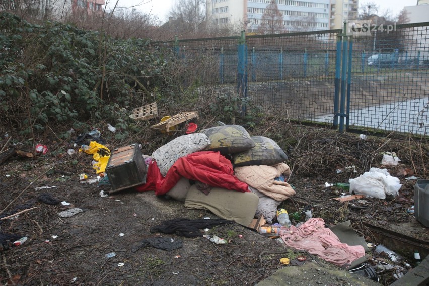 Sterta śmieci w okolicy targowiska Manhattan w Szczecinie