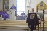Ostatnie pożegnanie ks. Romana Janczaka - pierwszego proboszcza parafii w Baninie. Na pogrzeb przyszły tłumy wiernych | ZDJĘCIA