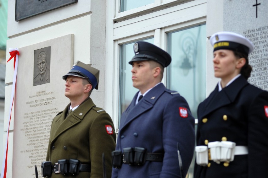 10.04.2016 warszawa pod palacam prezydenckim...