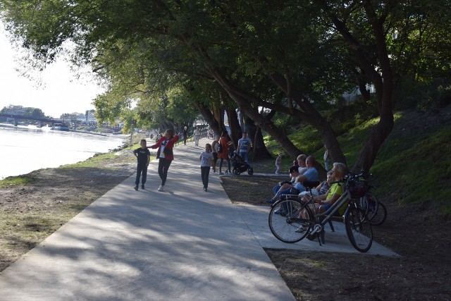 W niedzielę 22 września rowerzyści w Gorzowie mieli swoje święto. I to nie tylko dlatego, że tego dnia przypada dzień bez Samochodu… W niedzielne popołudnie ulicami miasta przejechała druga już w tym miesiącu masa rowerowa. Kilkuset rowerzystów wystartowało z Parku Górczyńskiego, by dojechać nad Wartę, gdzie pomiędzy bulwarem przy LOK-u a mostem Lubuskim otwarta została ścieżka pieszo-rowerowa. Ma długość około 700 metrów i kosztowała 2,5 mln zł. Jak Wam się ona podoba?Polecamy wideo: