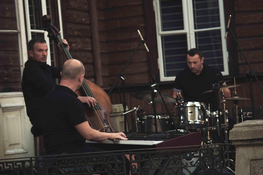 Zespół The Consonance Trio dał koncert w Muzeum Rzeźby Alfonsa Karnego w Białymstoku (zdjęcia)