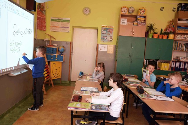 Uczniowie klasy trzeciej Szkoły Podstawowej w Tychowie Nowym podczas lekcji z Izabelą Matysek uczyli się zasad ortograficznych oraz ćwiczyli umiejętność dodawania.