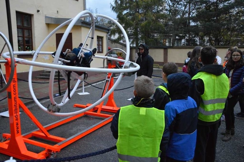 Odblaskowy rajd rowerowy w starosądeckiej Dwójce. Z uczniami jechali nauczyciele, rodzice, burmistrz i policjanci