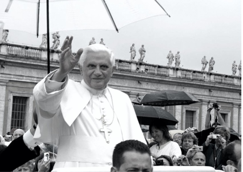 Jest już miejsce i data pogrzebu papieża-emeryta Benedykta XVI. Spocznie w Grotach Watykańskich