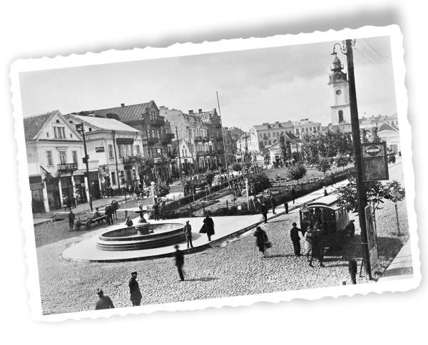 Kamienica Wilbuszewiczów (druga z lewej) około 1930 roku. Ze zbiorów Muzeum Podlaskiego w Białymstoku.