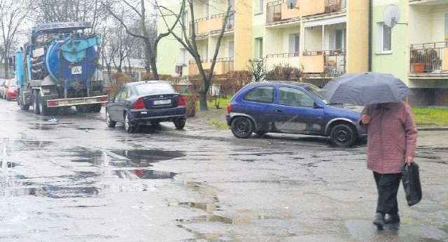 Na osiedle zajechał specjalistyczny sprzęt do czyszczenia sieci kanalizacyjnej.