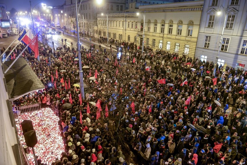 Tłumy przed Urzędem Miejskim w Gdańsku żegnały we wtorek...